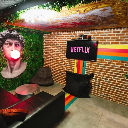 Capsule Art Deco: Luxe Entertainment With Jacuzzi Apartment *